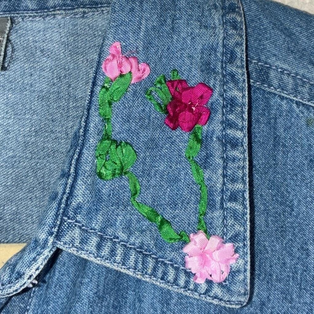 Vintage Ultra Feminine Embroidered Collar button-down denim sleeveless top